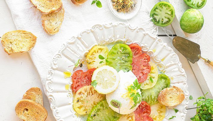 the-lemon-kitchen-zomerse-tomatensalade-eigenhuis-keukens Tomatensalde met buffelmozzarella | Eigenhuis Keukens