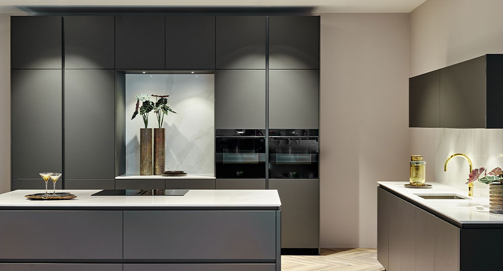 Donkere design keuken met gouden keukenkraan | Eigenhuis Keukens Donkere design keuken | Eigenhuis Keukens