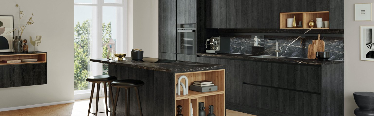 Zwarte houten keuken met bar | Eigenhuis Keukens