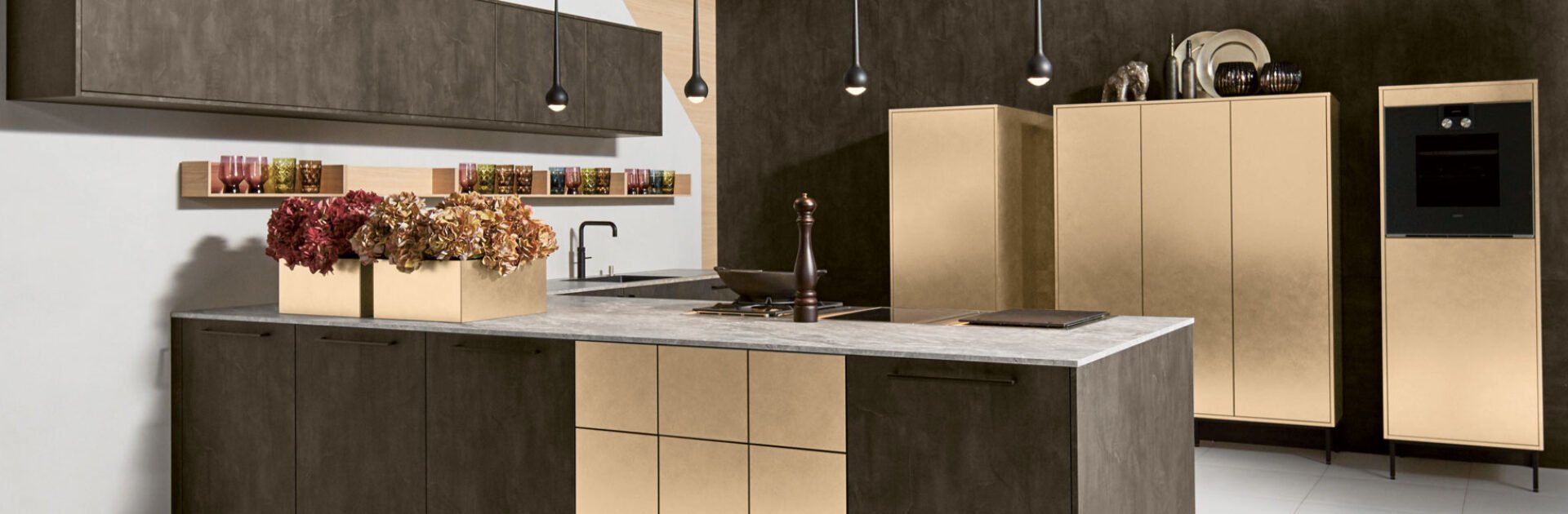 Gouden keukenfronten op een donkere keuken | Eigenhuis Keukens