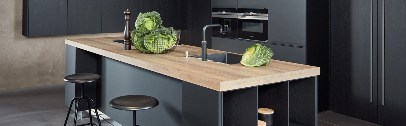 Zwarte keuken met houten werkblad | Eigenhuis Keukens