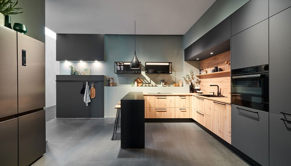 Zwarte keuken met natuurlijke materialen | Eigenhuis Keukens